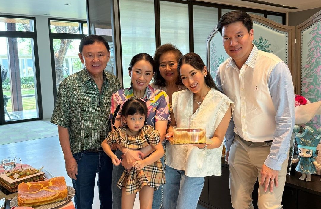 "อุ๊งอิ๊ง" โชว์ภาพร่วมเฟรมครั้งแรก "ทักษิณ - คุณหญิงพจมาน" บอก ปีนี้ของขวัญที่ดีที่สุด การอยู่กันพร้อมหน้าพร้อมตา