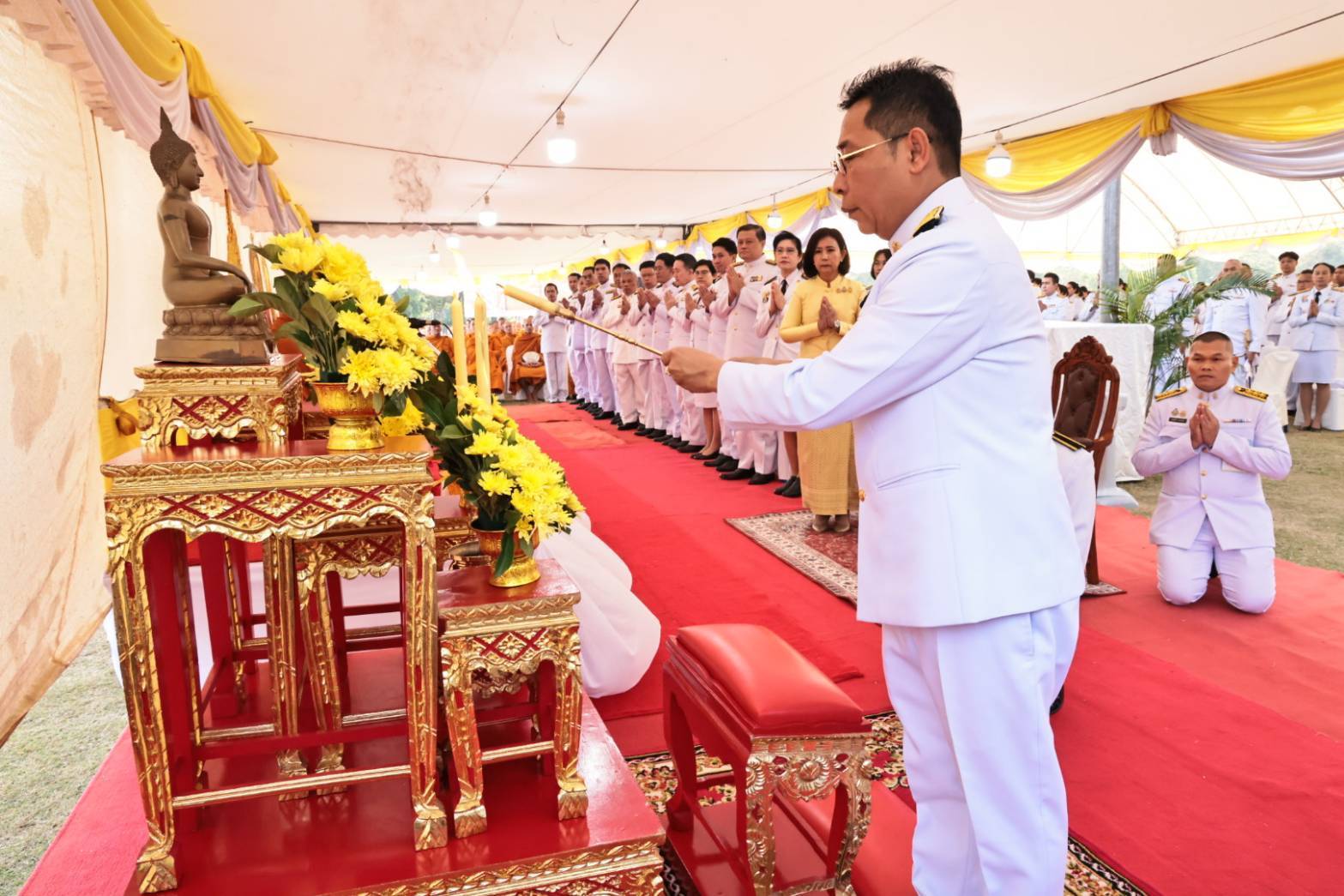 ผู้ว่าราชการจังหวัดระยอง นำข้าราชการ และประชาชนทุกเหล่า ตักบาตรข้าวสารอาหารแห้งเนื่องในวันคล้ายวันพ่อแห่งชาติ 