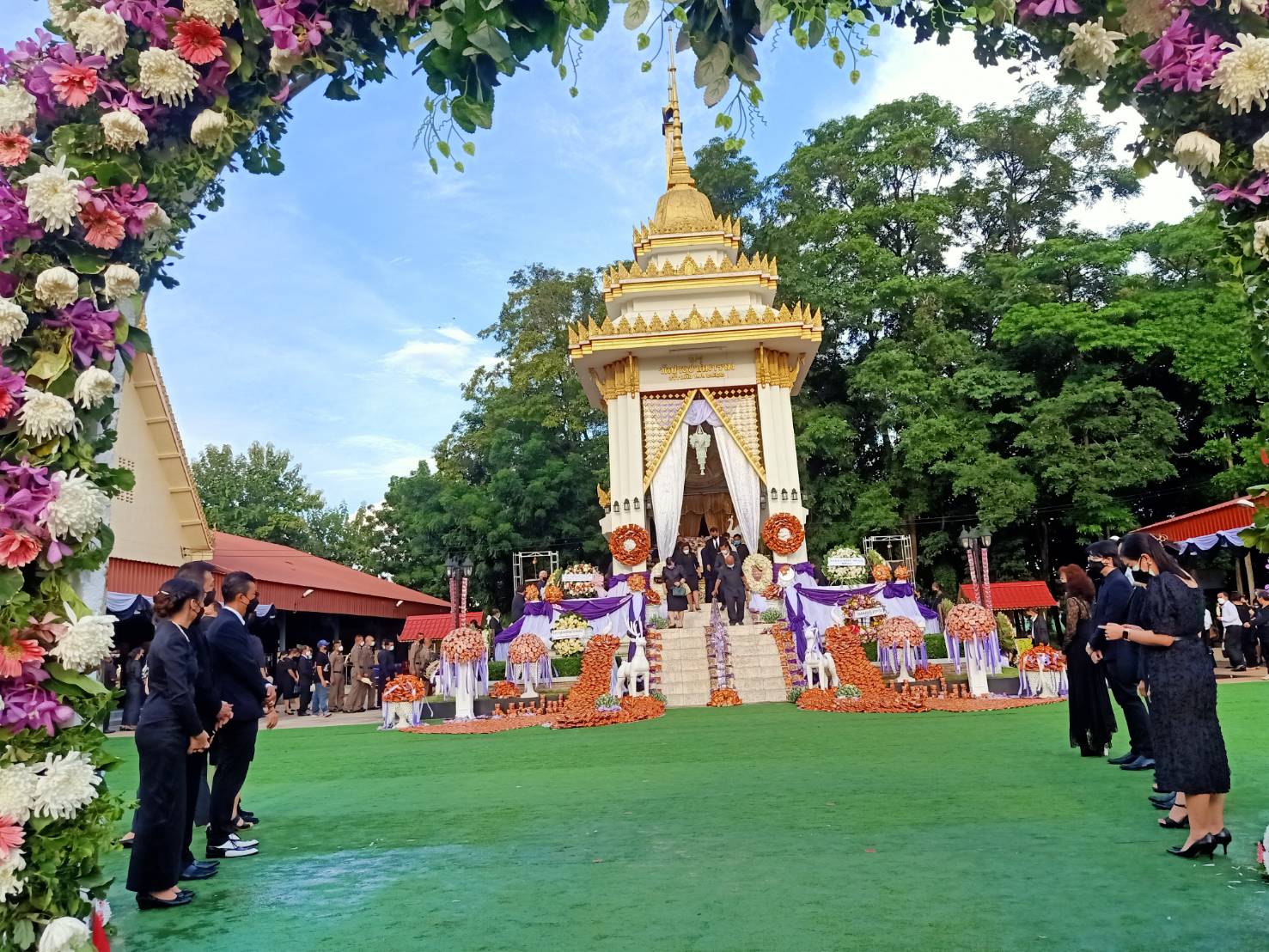 ฮือฮา! พิธีศพ เจ้าภาพชาว อ.ห้วยแถลง โคราช จัดเมรุปันสุข ตกแต่งด้วยบะหมี่-ข้าวสารอาหารแห้งและสิ่งของอุปโภคบริโภค เตรียมมอบ รพ.สนาม ช่วยจนท.ด่านหน้า