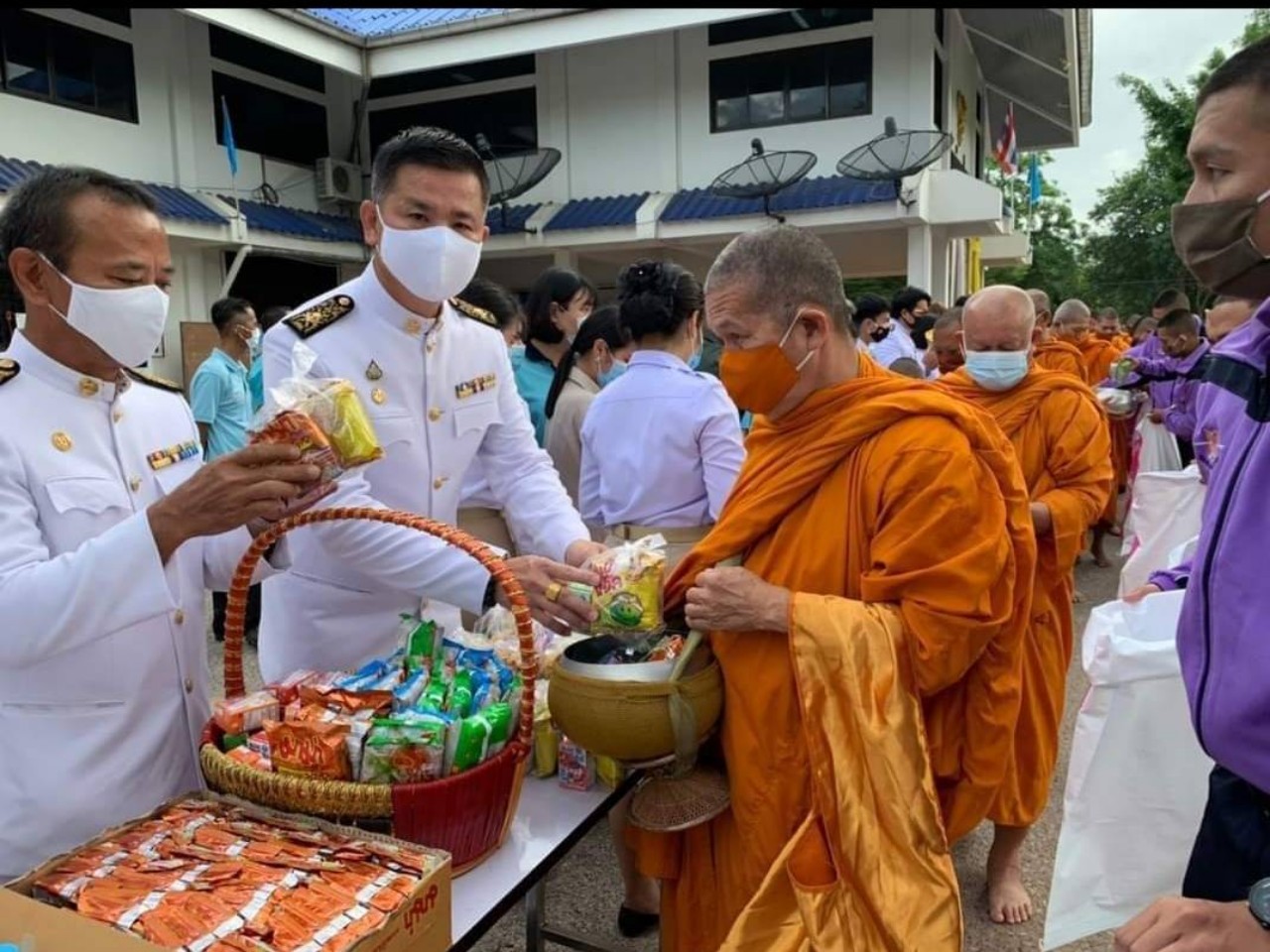  นายอำเภอแปลงยาว นำพสกนิกทำบุญ ตักบาตรพระสงฆ์เนื่องในวันเฉลิมพระชนมพรรษา  พระพันปีหลวง      