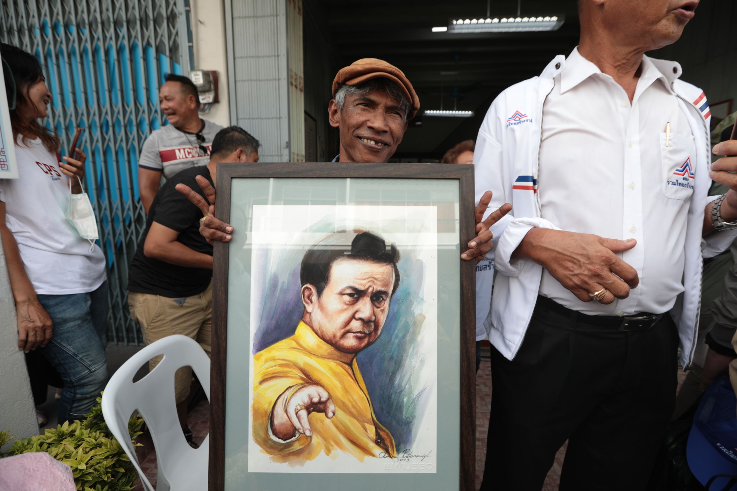 "บิ๊กตู่" หาเสียงขอคะแนนชาวสงขลา แวะจิบชา​ร้านดัง ​ คนรุมขอถ่ายรูป ให้ดอกกุหลาบ​ -​ สะตอ​ ศิลปินมอบภาพวาดเหมือน