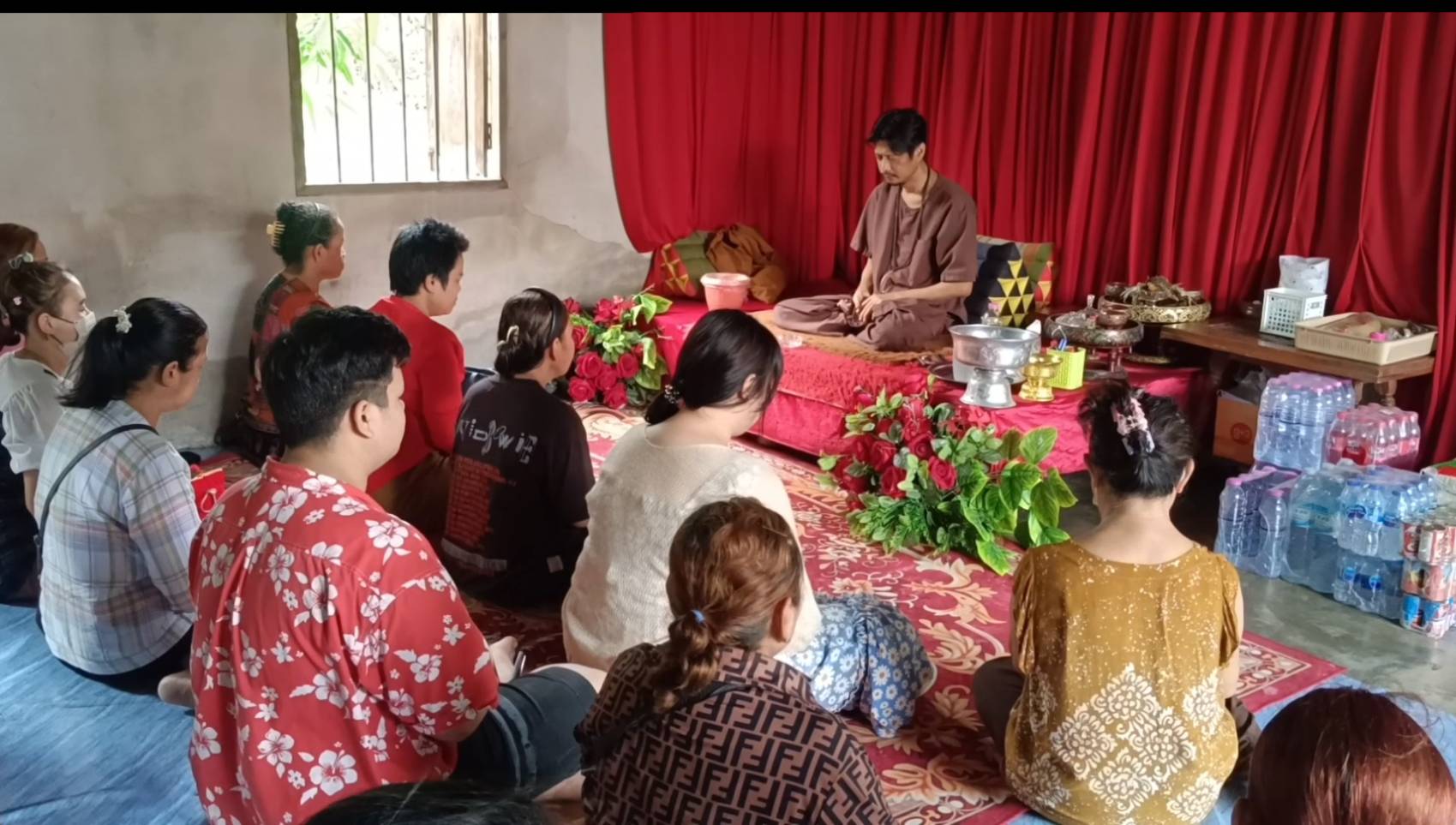 วันหยุดยาว!! ประชาชนแห่เปิดดวงกับ "อ.นิรุตน์" หมอดูเทวดาระยอง แน่นสำนักหนองกรับ