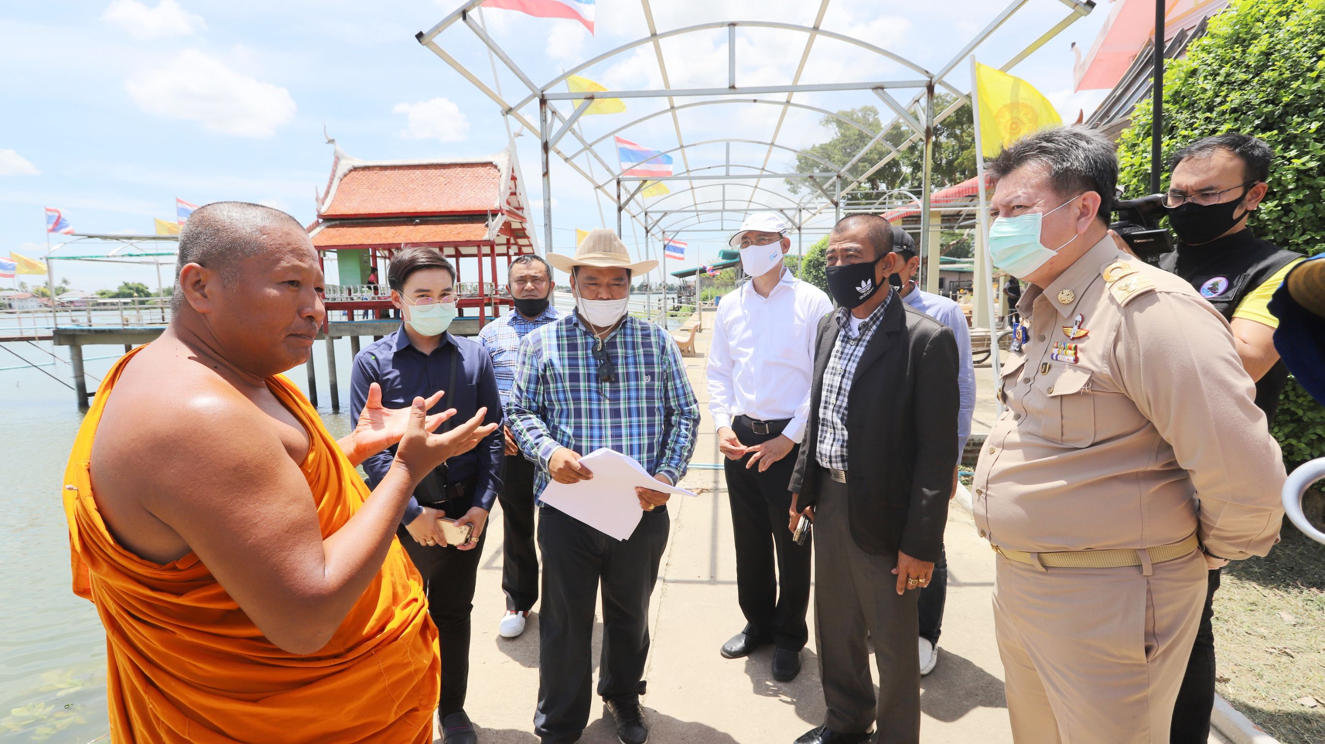 รองผู้ว่าฯปทุมธานี นำทีมลงพื้นที่ตรวจสอบการขออนุญาตก่อสร้างเขื่อนกันน้ำเซาะริมน้ำเจ้าพระยา