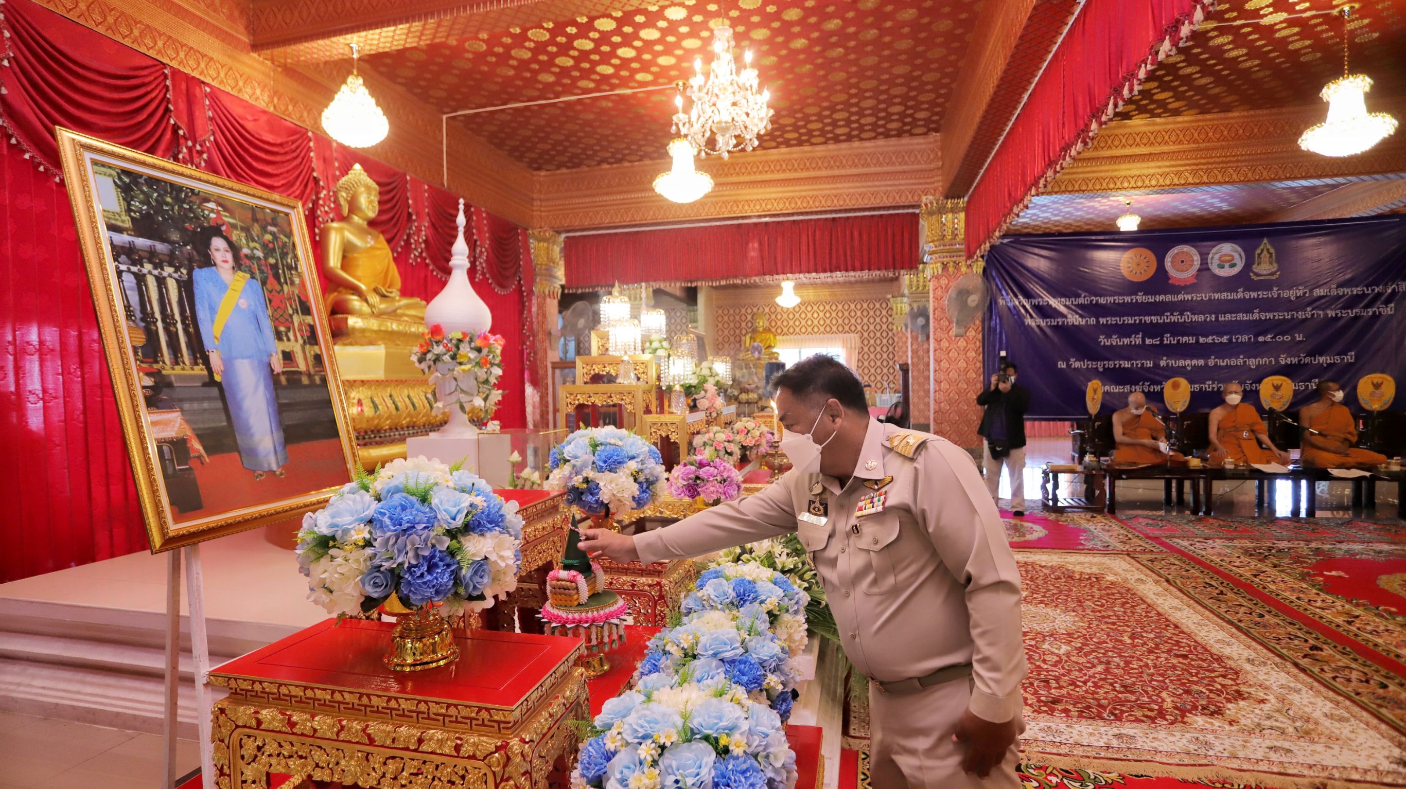 จังหวัดปทุมธานีประกอบพิธีเจริญพระพุทธมนต์ถวายพระพรชัยมงคลแด่พระบาทสมเด็จพระเจ้าอยู่หัว สมเด็จพระนางเจ้าสิริกิติ์ พระบรมราชินีนาถ พระบรมราชชนนีพันปีหลวง