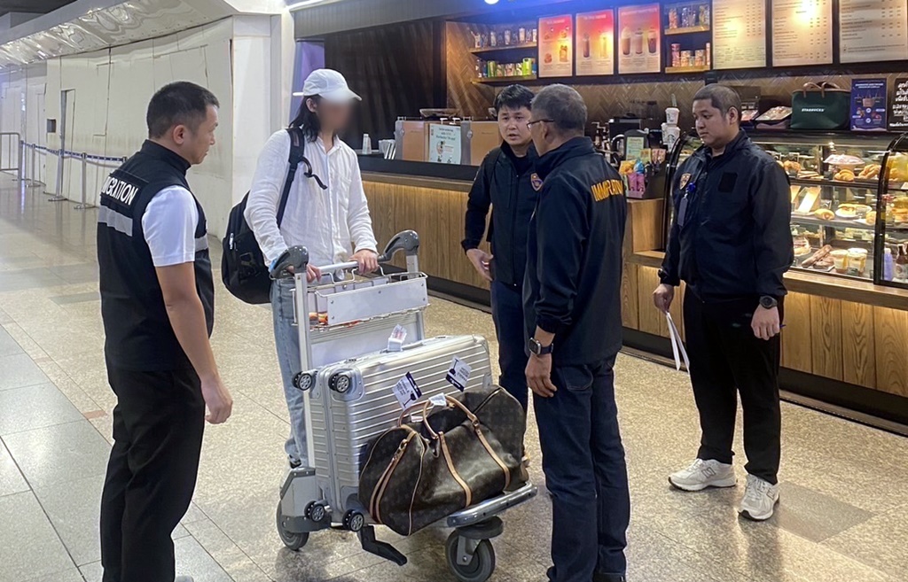 จับผัวสาวจีนติดป้ายซื้อขายพาสปอร์ต พบมีหมายจับจีนข้อหาสำคัญ