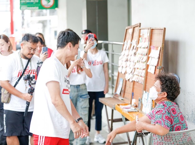 "นอท " ไม่ท้อลุยหาเสียงโค้งสุดท้าย พบผู้ค้าสลากฯ รายย่อย โอดไม่เคยเจอหวย 80 บาท หนุนนโยบาย "หวยโอกาส" 