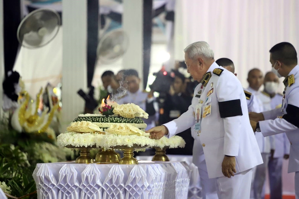 "ในหลวง" โปรดเกล้าฯ "พล.อ.สุรยุทธ์" เป็นประธานพิธีพระราชทานเพลิงศพ เหยื่อไฟไหม้รถบัสนักเรียน 23 ราย