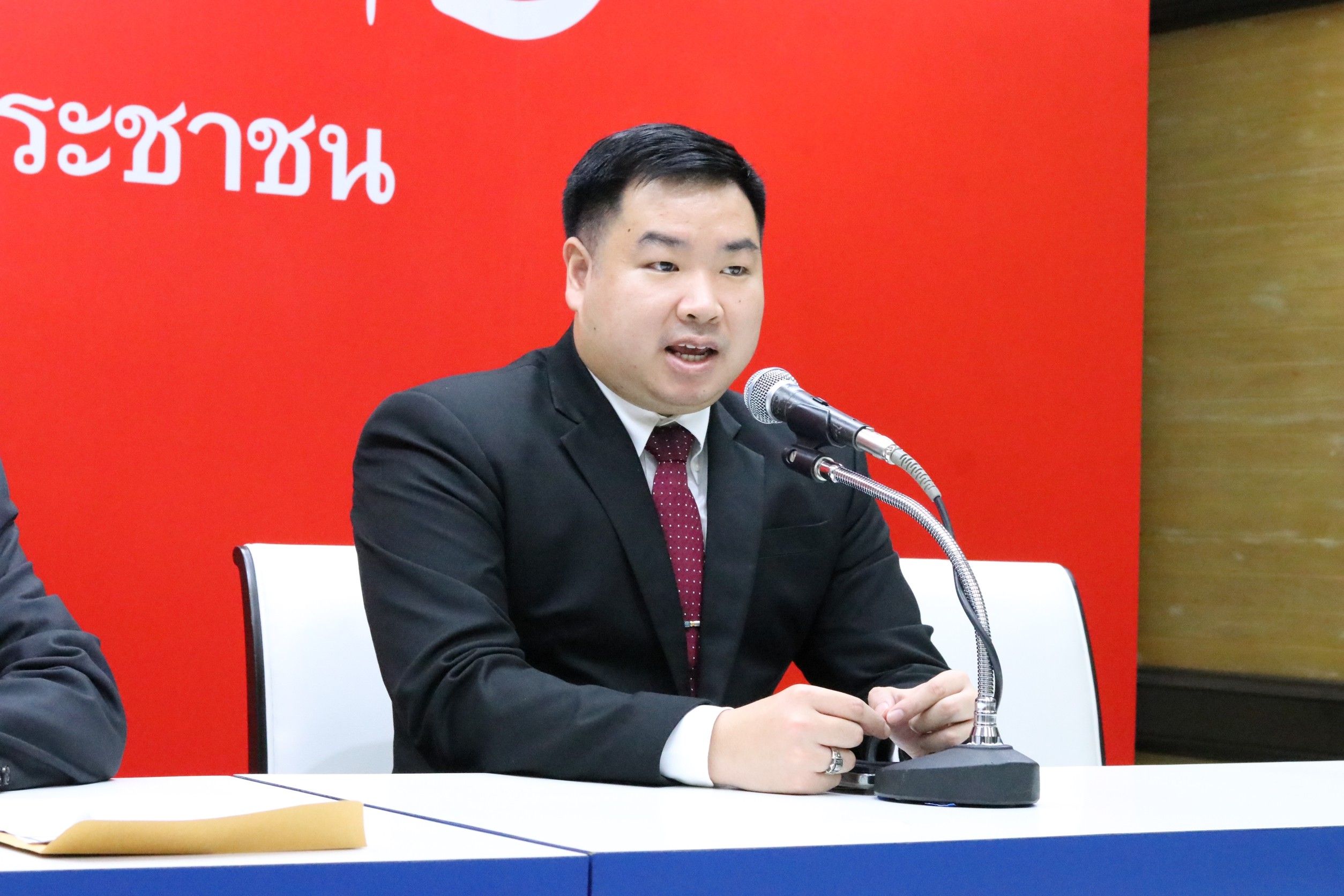 "เด็กเพื่อไทย" ชี้ เศรษฐกิจโลกกำลังจะถดถอย แต่ผู้นำไทยยังไร้ทิศทาง