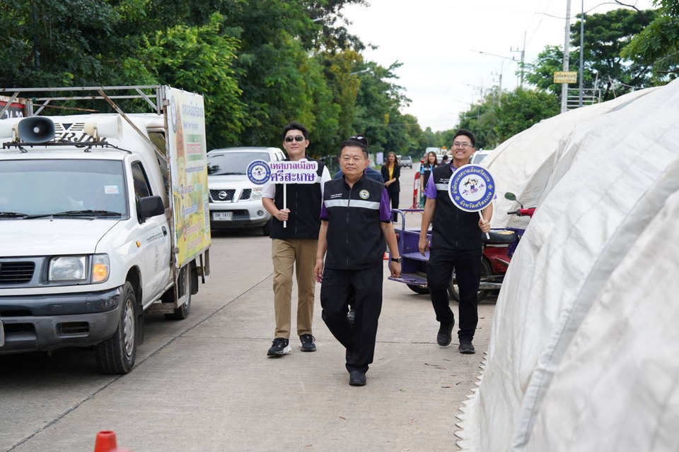นายกเทศมนตรีเมืองศรีสะเกษมอบสิ่งของอุปโภคบริโภคให้ผู้ได้รับอุทกภัยจำนวน 25ครัวเรือน