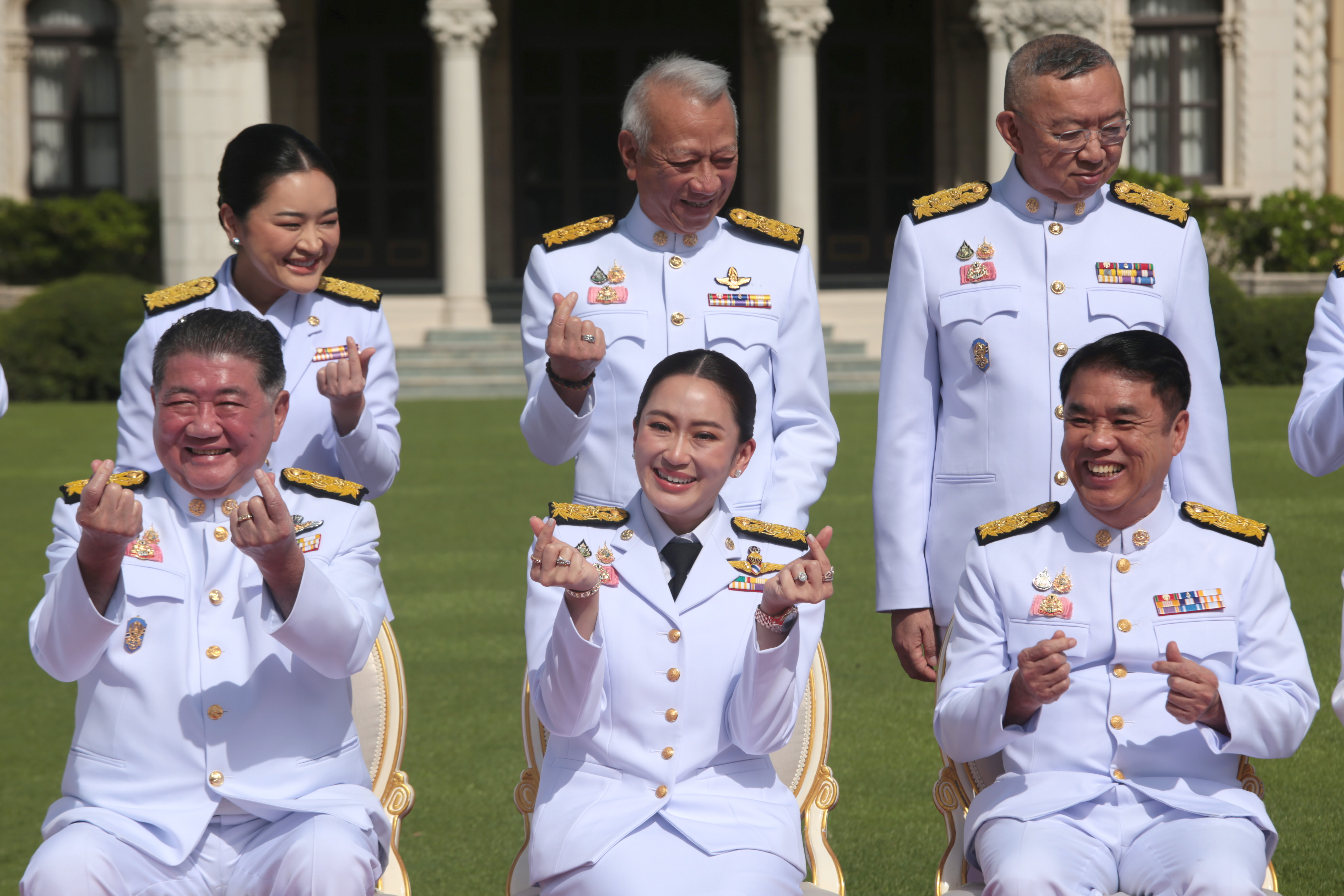 ประมวลภาพ “นายกฯอิ๊งค์” นำครม.ใหม่ร่วมถ่ายภาพ หน้าตึกไทยคู่ฟ้า