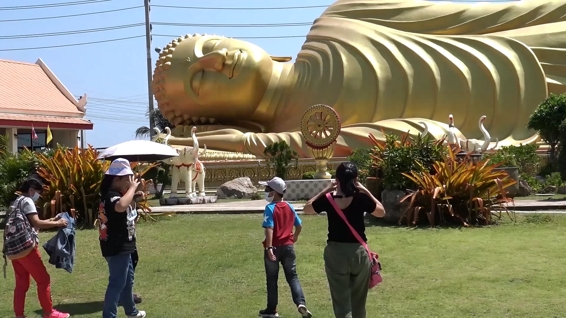 นักท่องเที่ยวชาวไทยและมาเลเซียแวะกราบไหว้พระนอนปางปรินิพพานองค์ใหญ่ที่สุดในประเทศไทย