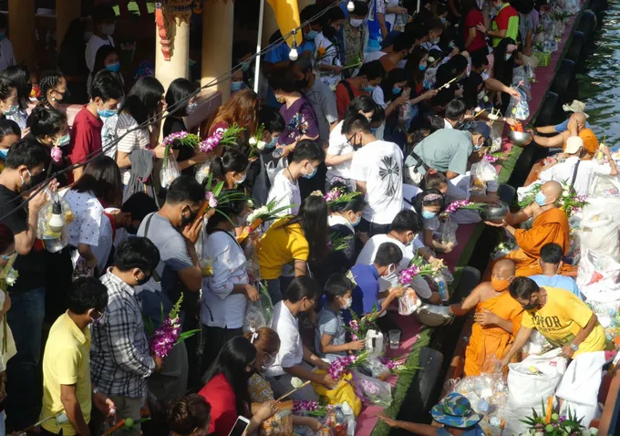 ปชช.ทำบุญวันอาสาฬหฯ-เข้าพรรษา ตลาดน้ำขวัญเรียม (ประมวลภาพ)
