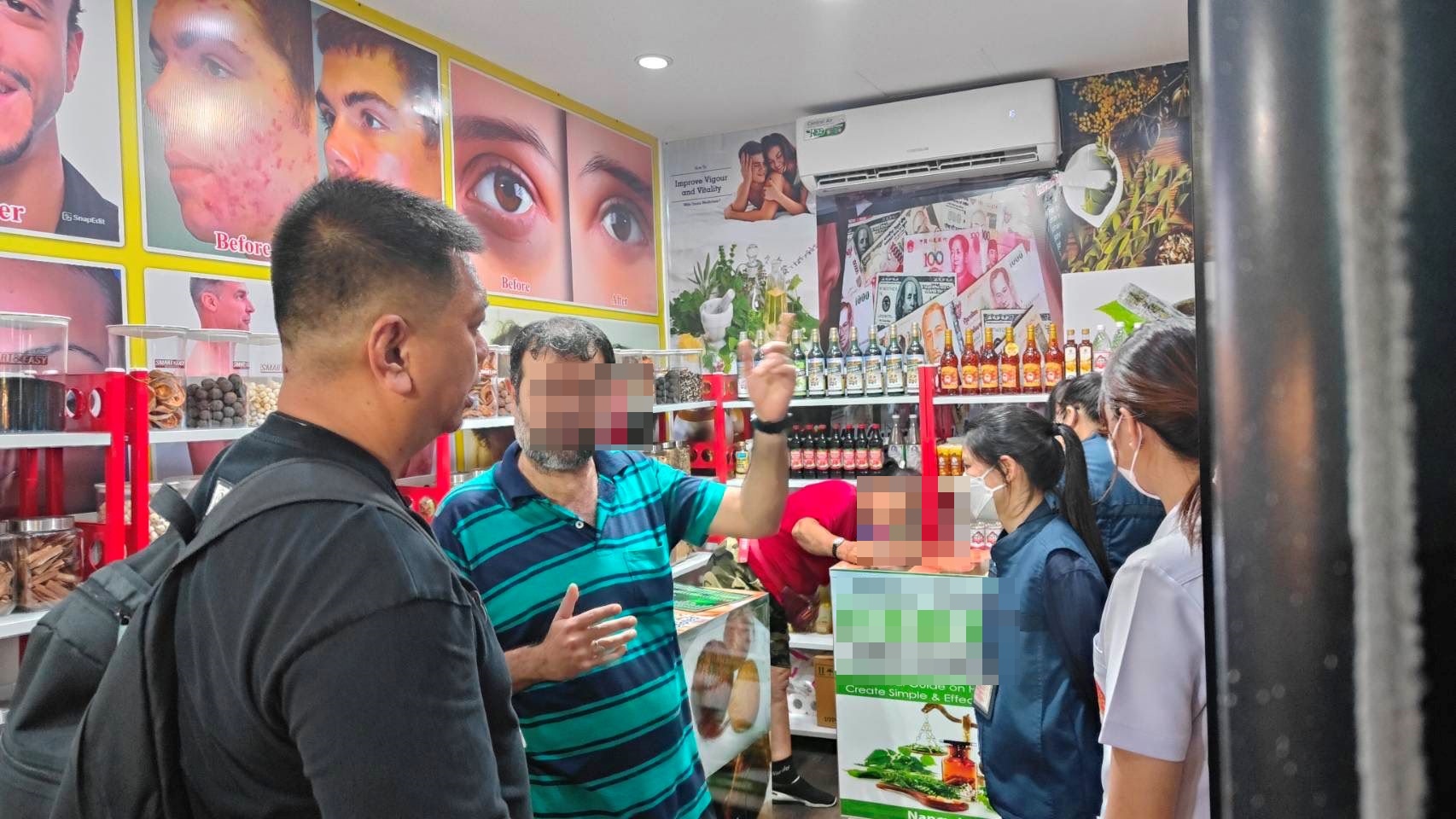 สาธารณสุขร่วมมือตำรวจท่องเที่ยวจับร้านค้าชาวต่างชาติหลอกขายสมุนไพรเกินราคา