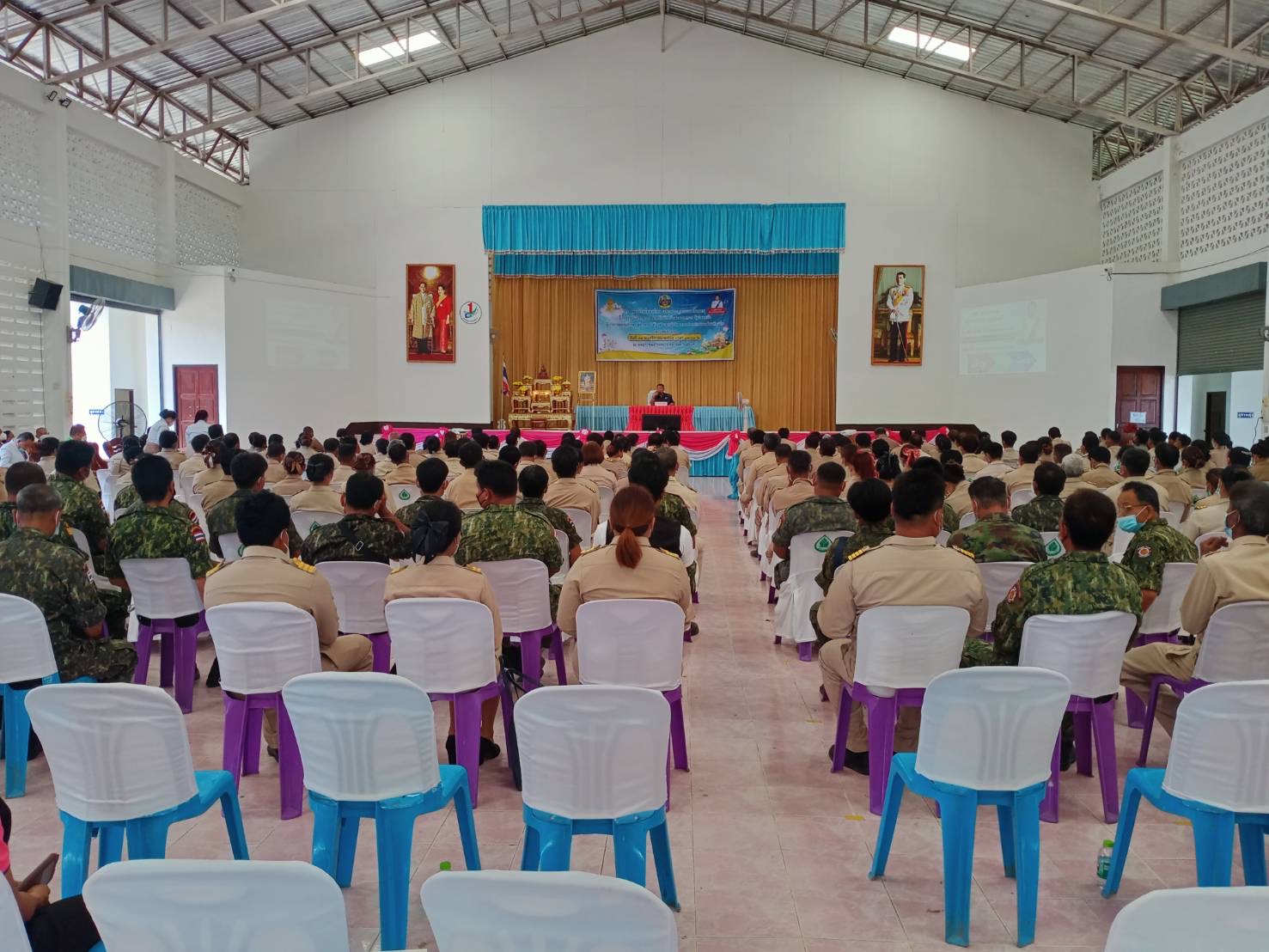ผู้ว่าฯสุรินทร์ ประชุมกำนัน-ผญบ. ศป.ปส.อ.บัวเชด​ สุ่มตรวจปัสสาวะเจ้าหน้าที่​ ผลเป็นลบ