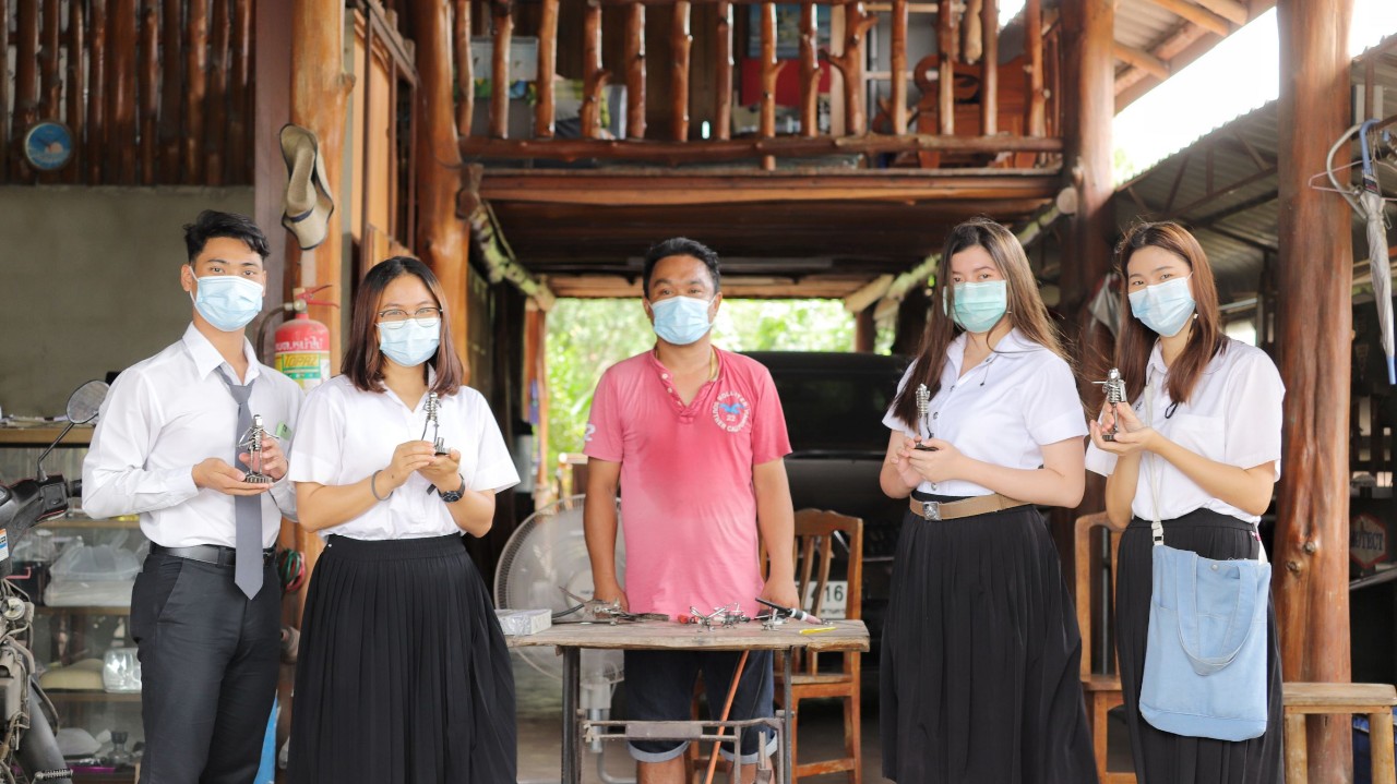 ชุมชนคุณธรรมวัดหน้าไม้ ปทุมธานี โชว์ของดีบ้านฉันหุ่นประดิษฐ์จากเศษเหล็กและผ้าคลุมลูกไม้กล่องกระดาษทิชชู