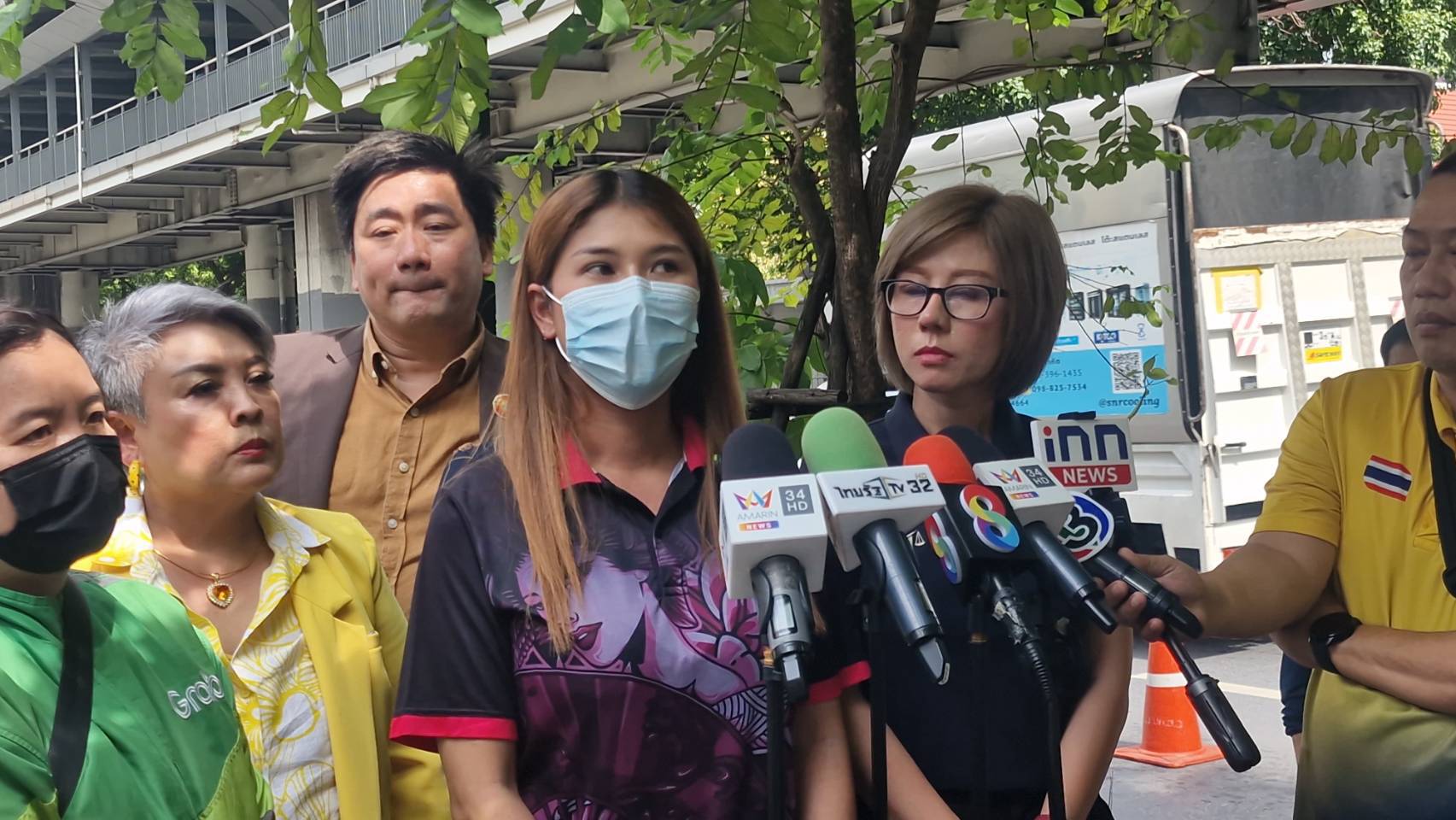 เดือดร้อนหนัก! “อี้แทนคุณ–ต้นอ้อ” นำเหยื่อร้อง ผบ.ตร.ทบทวนอายัดบัญชีแยกเงินต้องสงสัย กันกระทบคนทำมาหากิน