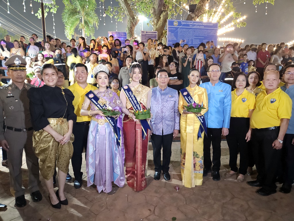 ผู้ว่าฯ ระยอง เปิดงานลอยกระทง สืบสานประเพณี ส่งเสริมการท่องเที่ยวท้องถิ่น ประชาชนร่วมงานแน่น