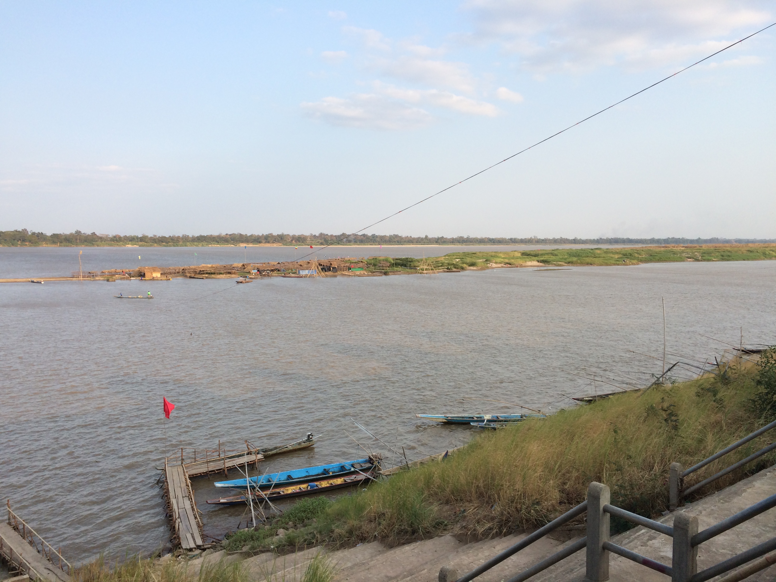 โควิดกระทบหาดแห่กลางน้ำโขง ปิดการท่องเที่ยว รายได้หายนับล้าน