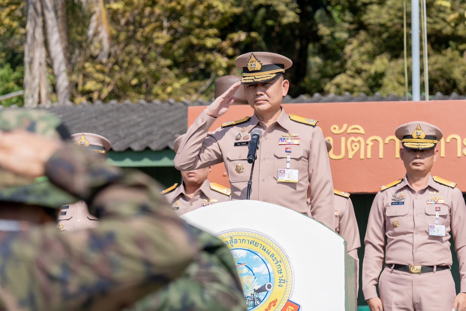 ผู้บัญชาการหน่วยบัญชาการต่อสู้อากาศยานและรักษาฝั่ง ให้การรับรองผู้บัญชาการทหารเรือ ในโอกาส ตรวจเยี่ยมหน่วยปฏิบัติการเกาะกูด