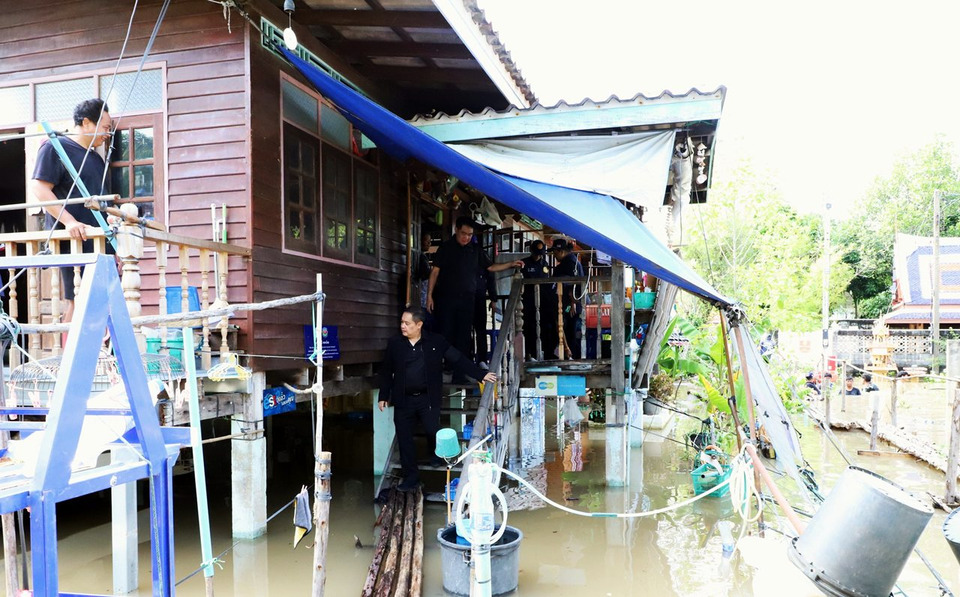 ผู้ว่าฯ ปทุมธานีติดตามน้ำเจ้าพระยาหนุนสูง มอบถุงยังชีพช่วยผู้ป่วยติดเตียงสามโคก