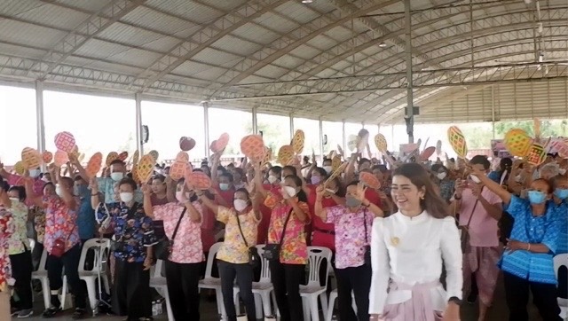 อ่างทองบริษัท พรหมสุวรรณธุรกิจ จำกัด มอบพัดไม้ไผ่ให้แก่ผู้สูงอายุ ในงานวันผู้สูงอายุ 