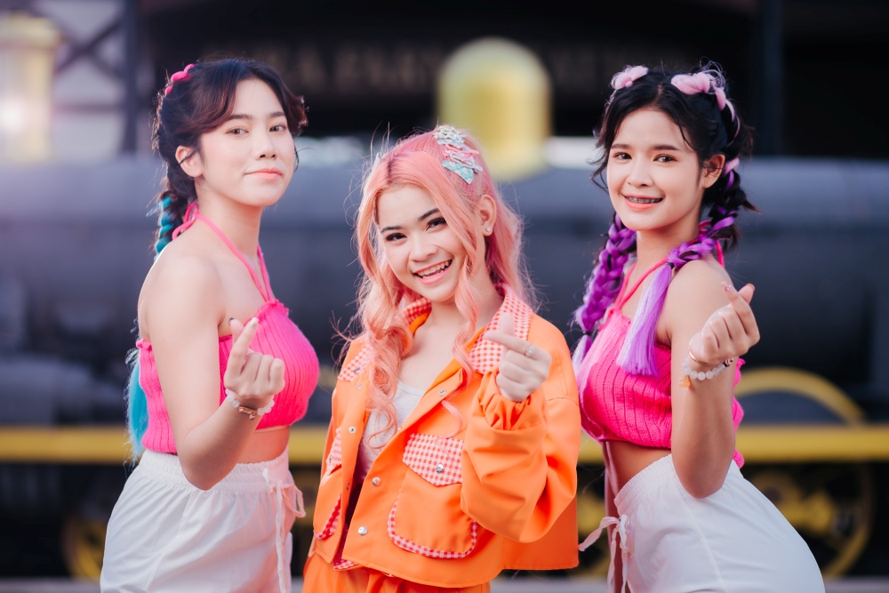 “กิมกลอย” กับลุคสีผมสุดมั่น แต่ชีวิตจริงชอบการเข้าวัดทำบุญเป็นที่สุด