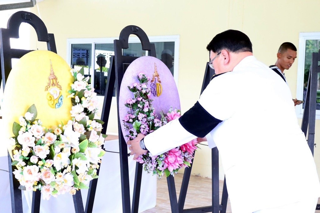 หน.ศูนย์ปฏิบัติการช่วยเหลือเยียวยาฯ นราธิวาส ร่วมพิธีเชิญพวงมาลาพระราชทาน วางหน้าหีบศพ "พลทหารอนุวัฒ"