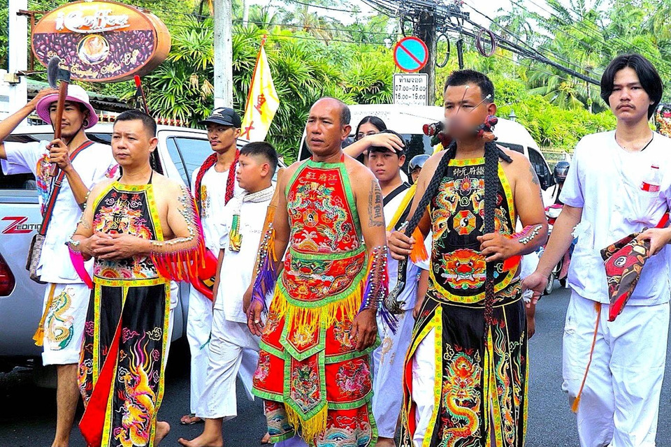 ภูเก็ตแห่พระรอบเมือง (อิ้วเก้ง) สุดยิ่งใหญ่! ม้าทรงโชว์อภินิหารรับเคราะห์แทนผู้ถือศีลกินผัก
