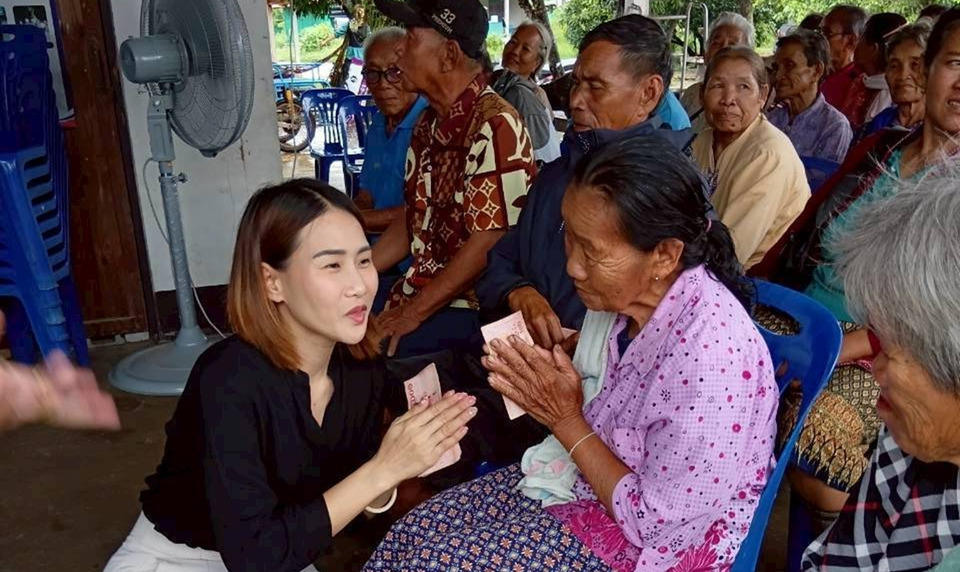 "สว.จุฑารัตน์" ลงพื้นที่มุกดาหาร มอบกำลังใจผู้สูงวัย สร้างรอยยิ้มแห่งการให้