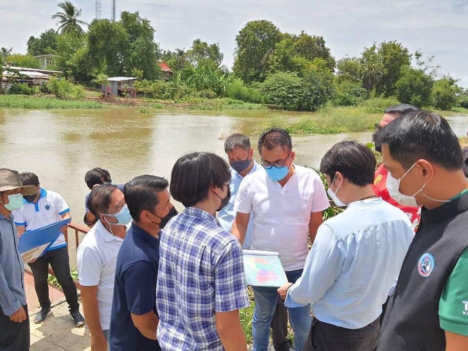 โครงการชลประทานอ่างทอง ลงพื้นที่ติดตามสถานการณ์น้ำ พร้อมชี้แจงสภาพปัญหาของคันคลองระบายใหญ่สุพรรณ 3 ในเขตพื้นที่อำเภอวิเศษชัยชาญ