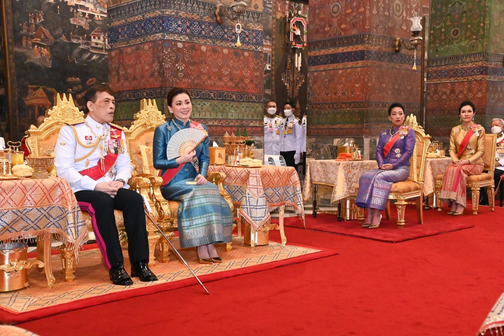 ในหลวง-พระราชินี ทรงบำเพ็ญพระราชกุศลถวายผ้าพระกฐิน วัดโสมนัสวิหาร