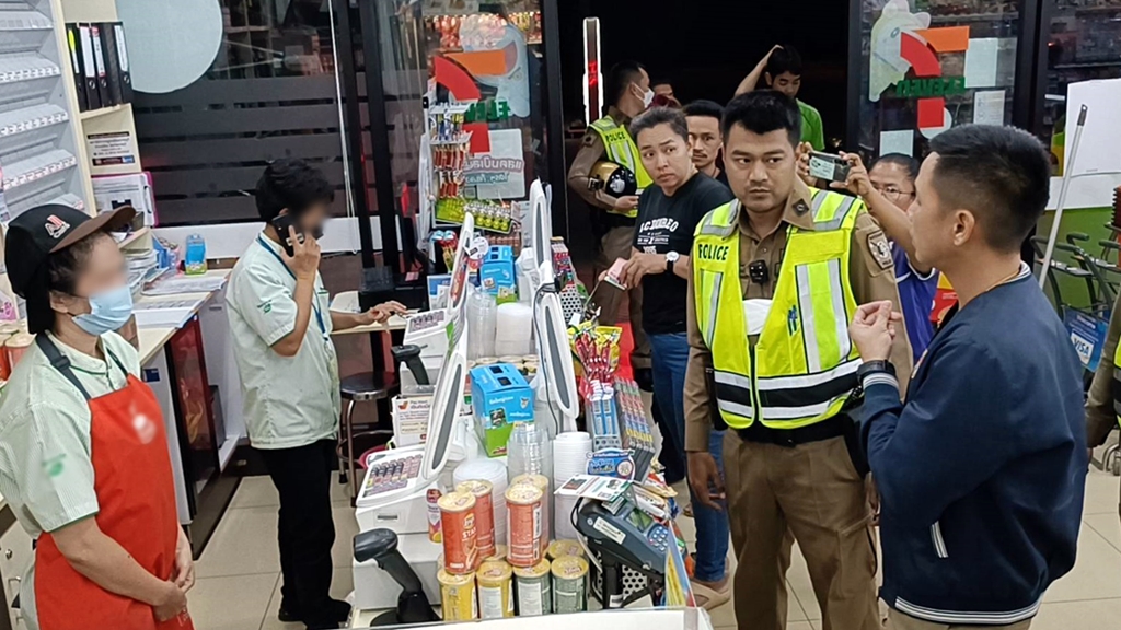 คนร้ายใส่หมวกกันน็อค จี้ชิงทรัพย์ร้านสะดวกซื้อกวาดเงินไปเกือบ 3,000