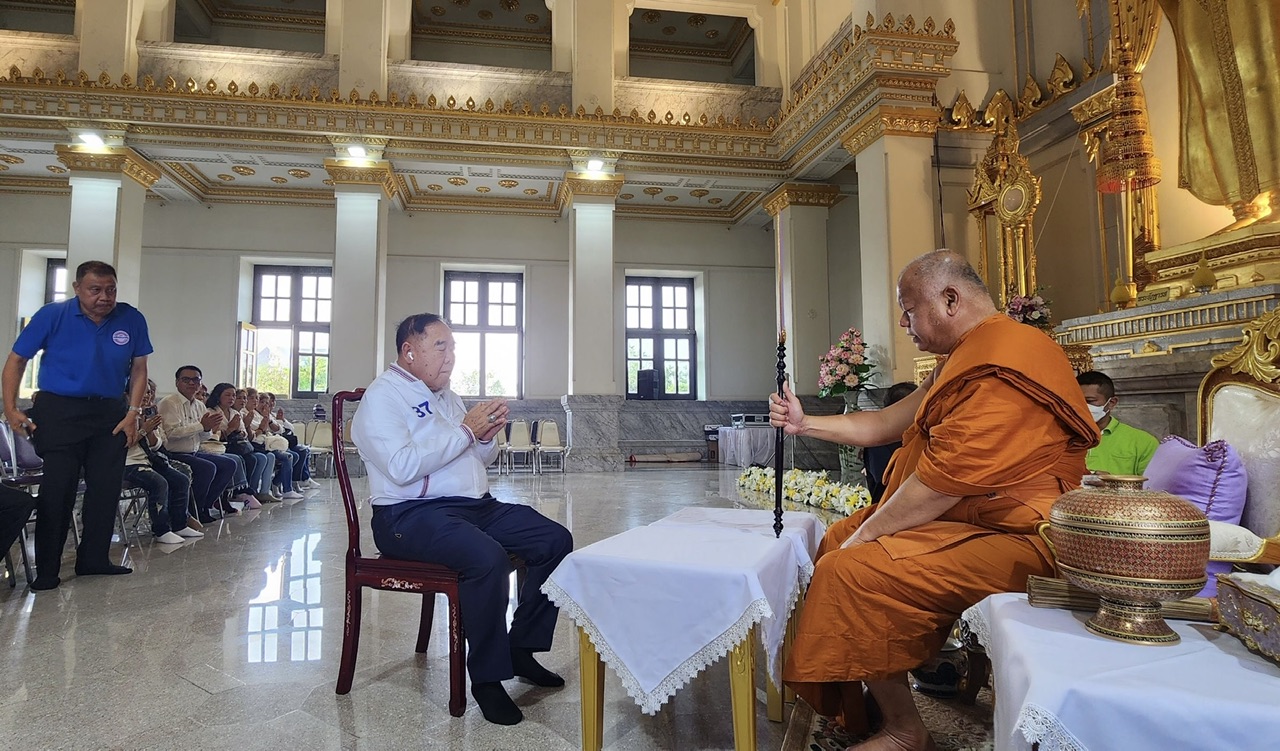 "บิ๊กป้อม" ถือฤกษ์ดาวพฤหัสย้ายราศี หอบผู้สมัครฉะเชิงเทรา ไหว้หลวงพ่อโสธร ขอพรให้ปลอดภัย-สุขภาพแข็งแรง
