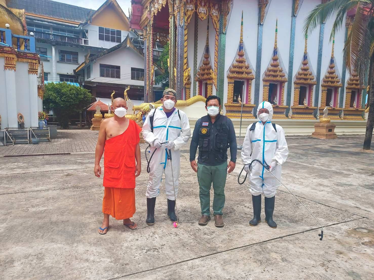 นายกเทศมนตรีนครแม่สอด มอบหมายให้ สท.กลุ่มคนรักแม่สอดในแต่ละเขต พร้อม จนท.ผู้เกี่ยวข้องลงพื้นที่ฉีดพ่นยาฆ่าเชื้อโควิด 