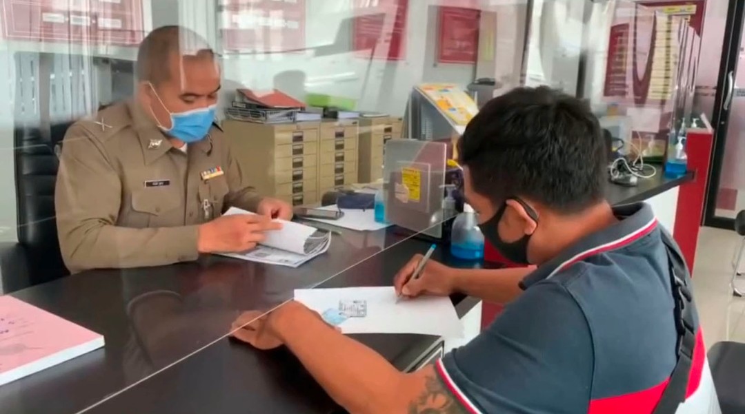 หนุ่มหอบหลักฐานโร่แจ้งตำรวจถูกชายอ้างเป็นอดีตทหารยศพันเอกหลอกขายรถจยย.