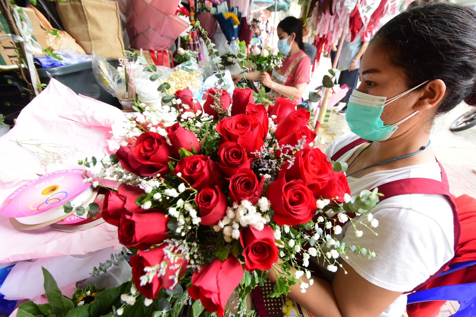 ปากคลองตลาดคึกคัก​ ประชาชนเริ่มหาซื้อดอกกุหลาบกัน