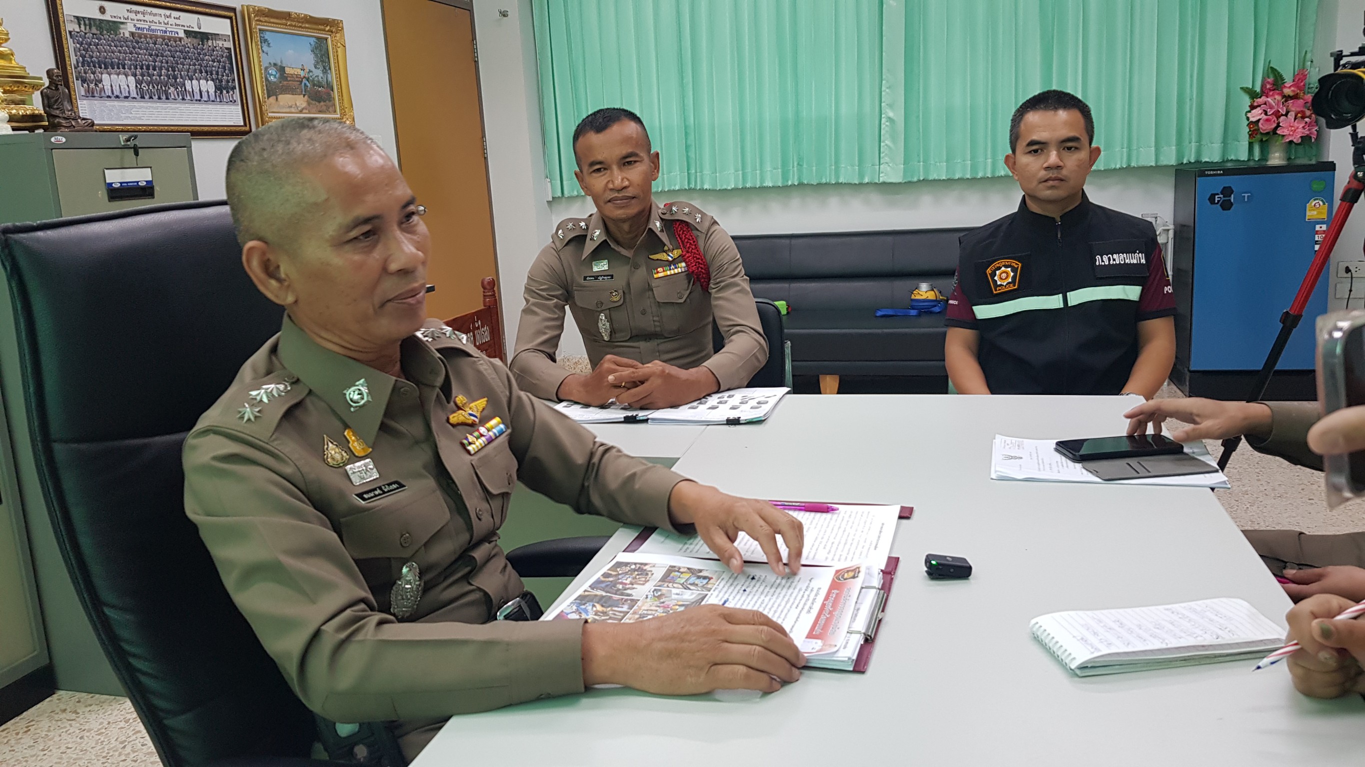 รวบคนร้ายก่อเหตุขโมยทองทั่วทั้งหมู่บ้าน ได้ทองคำรูปพรรณของชาวบ้านไปหลายหลังน้ำหนักรวมกว่า 30 บาท พบตอนก่อเหตุตั้งครรภ์ได้ 8 เดือน 