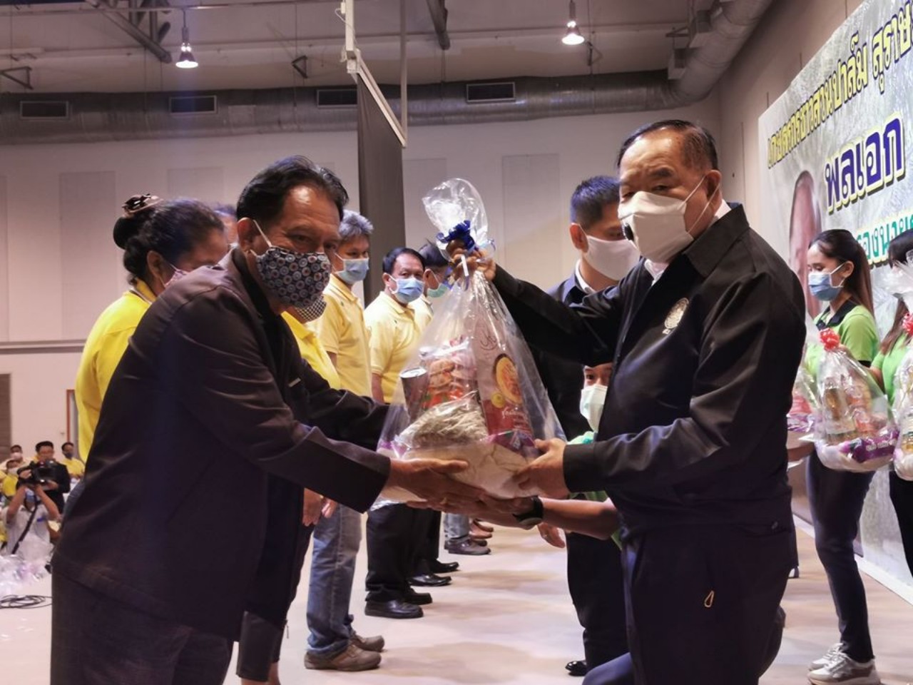 พล.อ.ประวิตร ลงพื้นที่สุราษฎร์ ช่วยชาวสวนปาล์ม หลังกระทบ covid-19