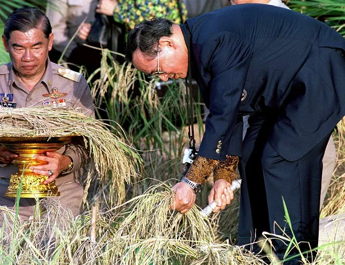 	พระบาทสมเด็จพระบรมชนกาธิเบศร มหาภูมิพลอดุลยเดชมหาราช บรมนาถบพิตร รัชกาลที่ 9 แห่งราชวงศ์จักรีของไทย กับพระราชกรณียกิจการพัฒนาดิน พื้นที่ทางการเกษตร (Photo : AFP)