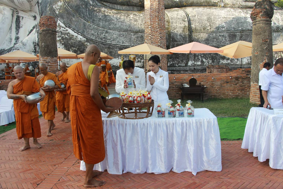 ชาวอ่างทองน้อมบุญวันวิสาขบูชา! ร่วมจัดพิธีทำบุญตักบาตร แห่ผ้าห่มพระพุทธไสยาสน์ วัดขุนอินทประมูล คึกคัก