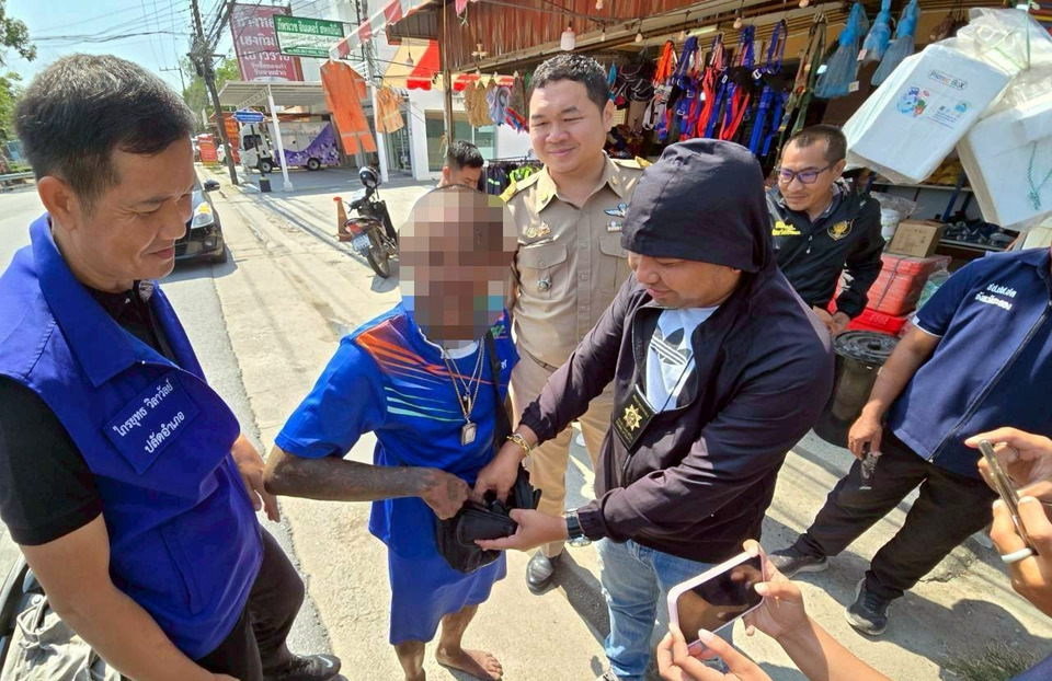 สิ้นลาย! บุกรวบ “ไอ้เอ ตลาดลาว ” พ่อค้ายาบ้า ยึดของกลาง 99 เม็ด