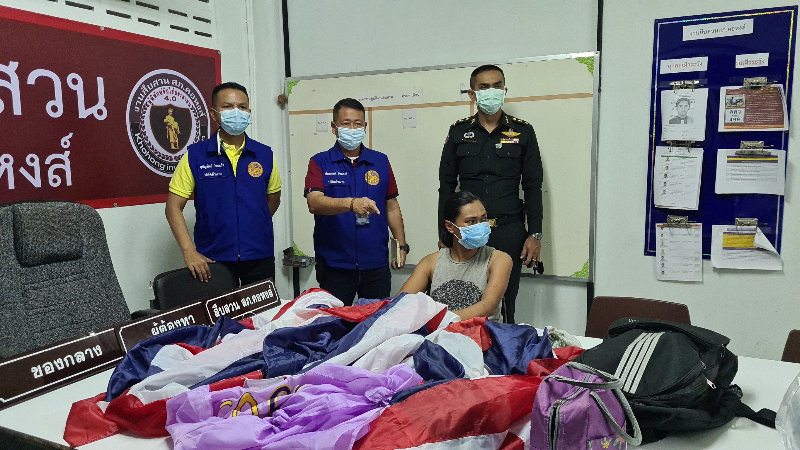 รวบสาวเผาธงชาติ 13 ผืน คาดป่วยจิตเคยหลอกขายพระออนไลน์-ขว้างป้อมตำรวจ