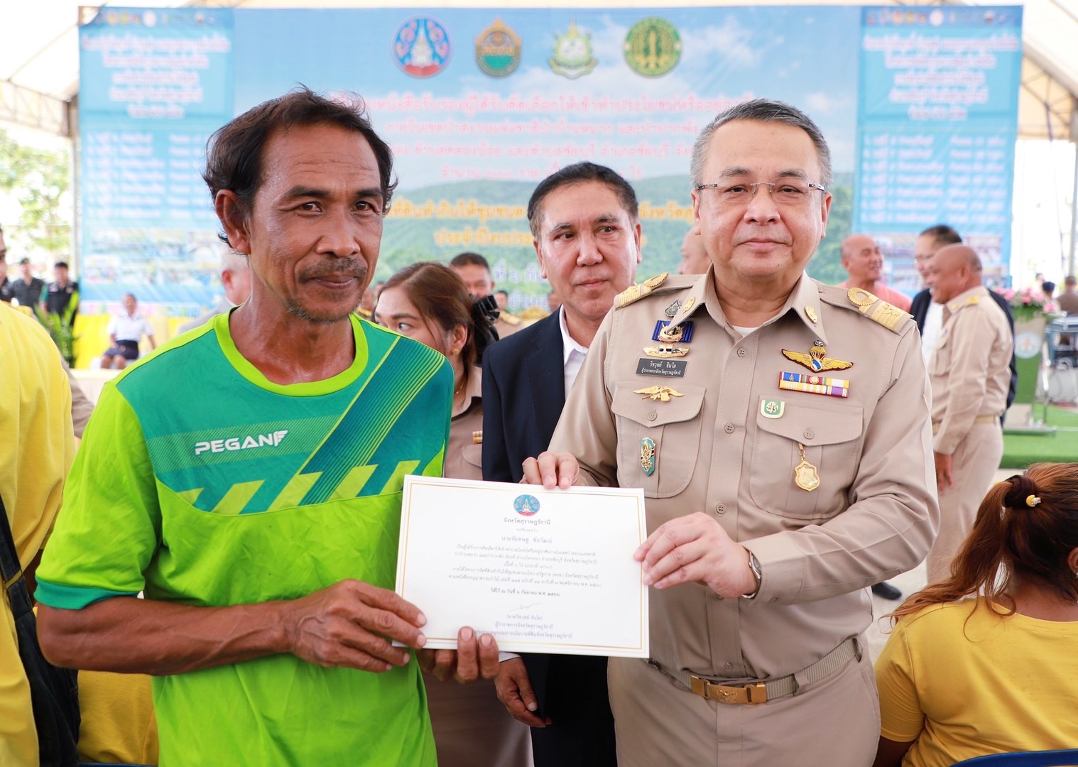จังหวัดสุราษฎร์ธานีมอบหนังสือรับรองผู้รับคัดเลือกให้เข้าทำประโยชน์​ -​อยู่อาศัยในเขตป่าสงวนแห่งชาติ