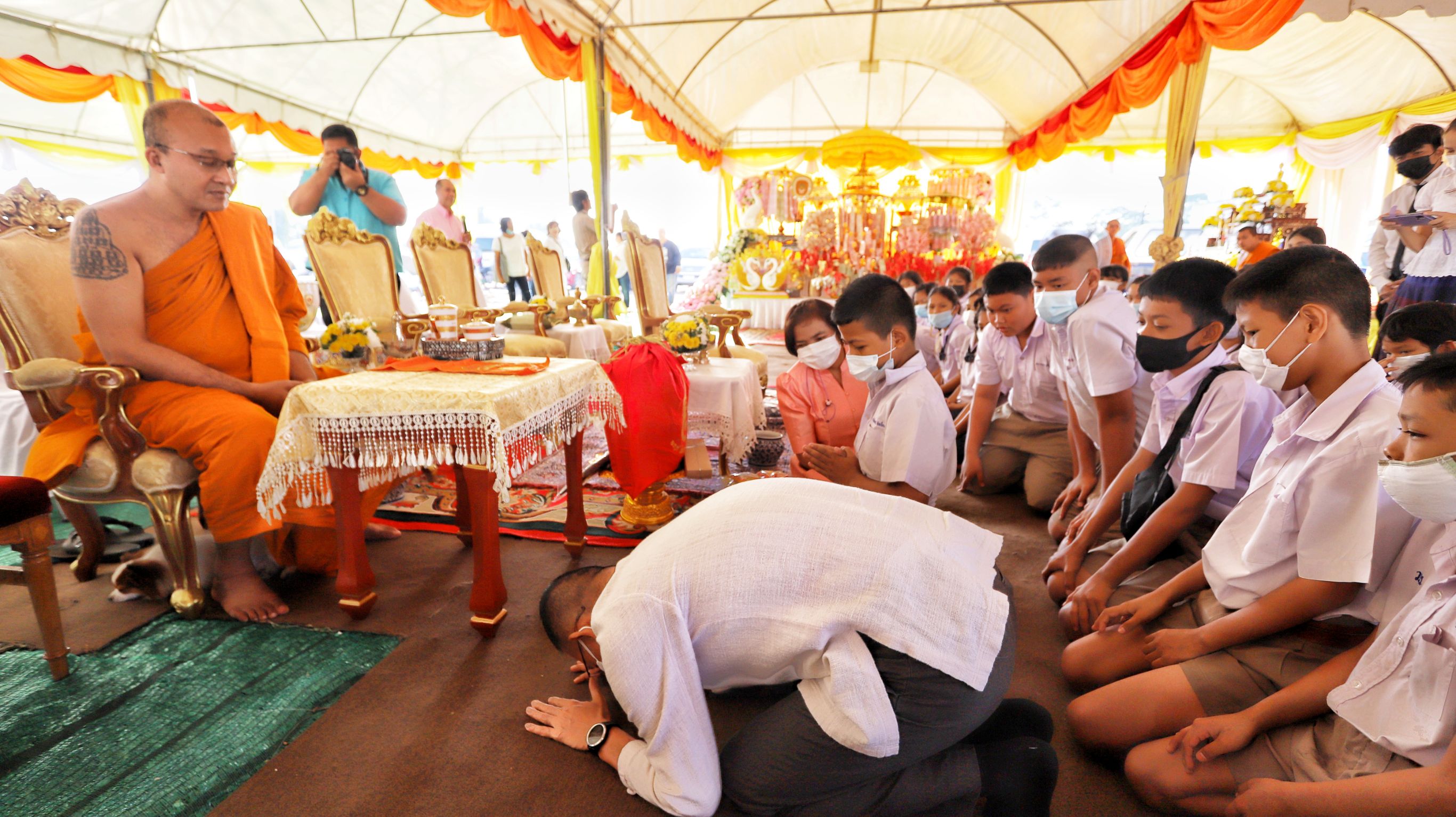 "พ่อเมืองปทุมฯ" มอบอุปกรณ์การเรียนเด็กนักเรียนวัดชินวราราม พร้อมนำสอนการกราบพระแบบเบญจางคประดิษฐ์ 