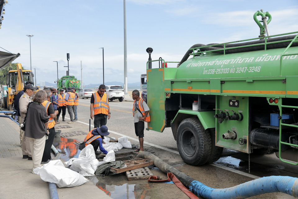 พัทยาเร่งลอกท่อหาดจอมเทียน หลังพบตะกอนหนา 90 ซม. แก้น้ำท่วม-น้ำดำไหลลงทะเล 