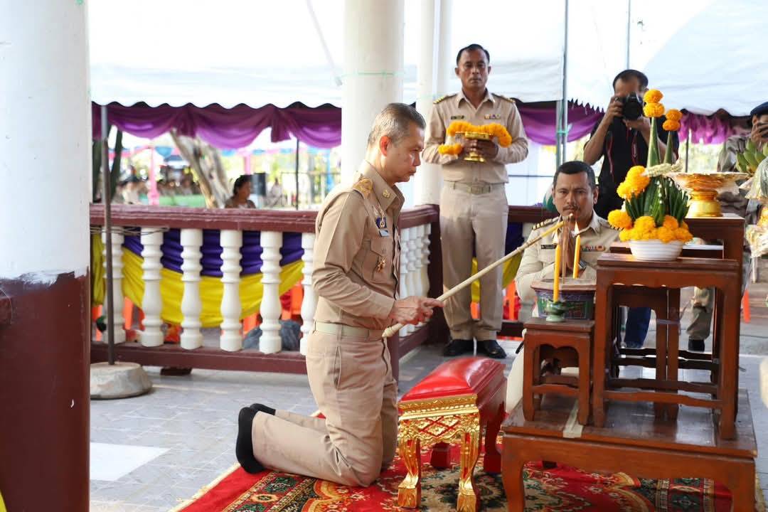 'อ่างทอง' จัดพิธีบวงสรวงและพิธีวางพวงมาลา เนื่องในการจัดงาน "สดุดีวีรชนคนแสวงหา" ครั้งที่ 19 
