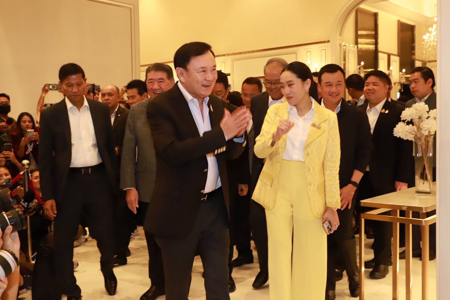 คึกคัก ! “ทักษิณ” แจมดินเนอร์พรรคร่วมรัฐบาล  ยิ้มแย้มทักสื่อบอก มาการเมืองต้องพูดการเมือง