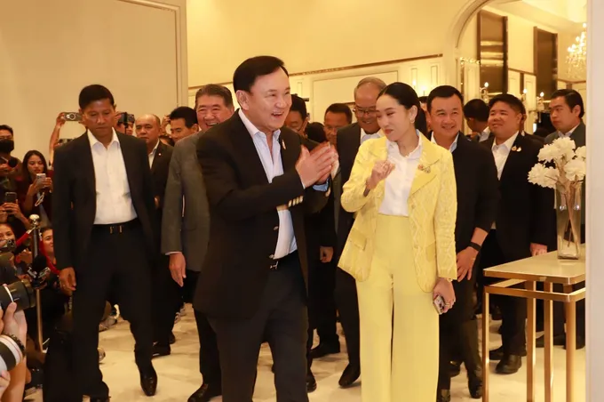 คึกคัก ! “ทักษิณ” แจมดินเนอร์พรรคร่วมรัฐบาล  ยิ้มแย้มทักสื่อบอก มาการเมืองต้องพูดการเมือง
