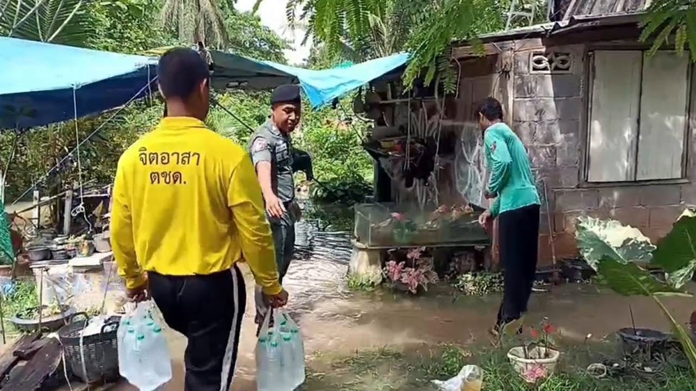 สตูลน้ำเริ่มลดแล้ว!! หลังฝนไม่ตกมาซ้ำ ทหารเรือรุดสำรวจจุดพื้นที่น้ำขังช่วยระบายน้ำลงคูคลอง 