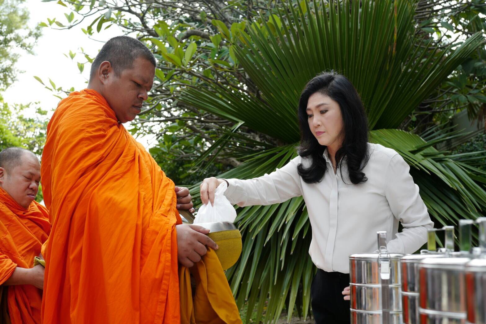 "ยิ่งลักษณ์" ทำบุญตักบาตรที่บ้านพัก พระให้พรแคล้วคลาดปลอดภัย